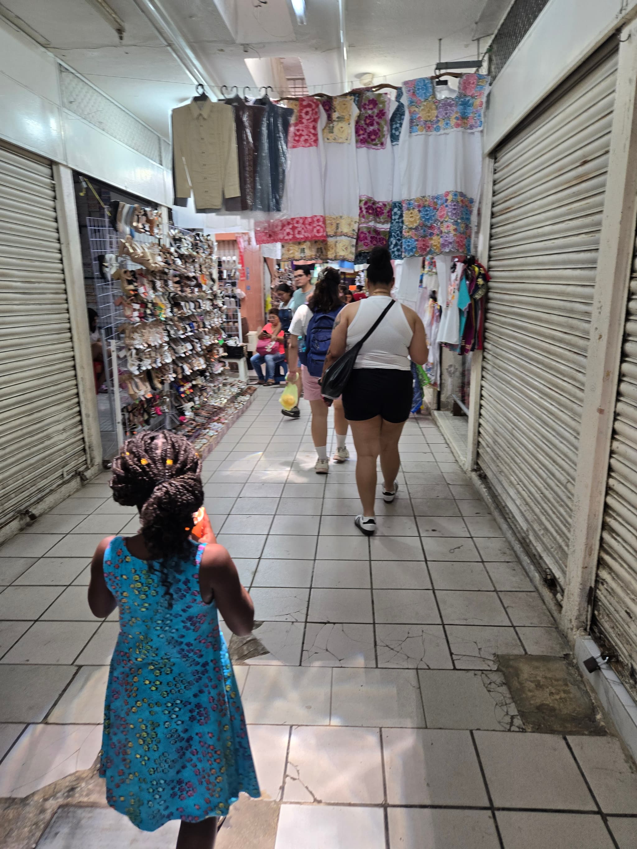 Picture of a cooridor in a market